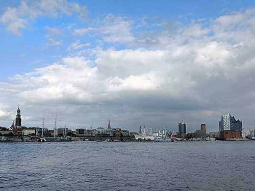 Der Hamburger Hafen mit Blick auf Elbe, Michel und Elbphilharmonie.